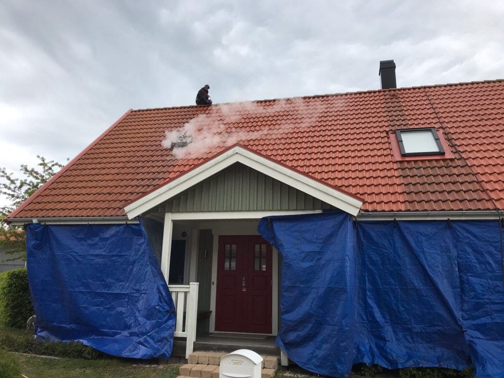 Avtäckt och skyddad fasad inför takmålning