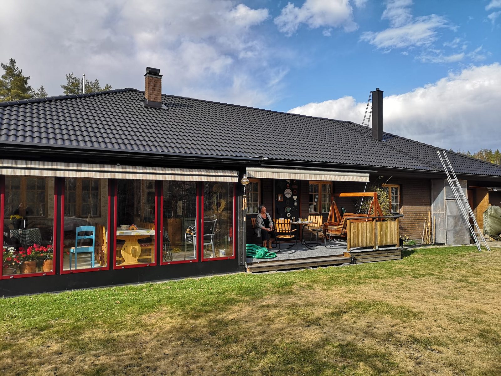 Villa med mörkt, nybehandlat tak