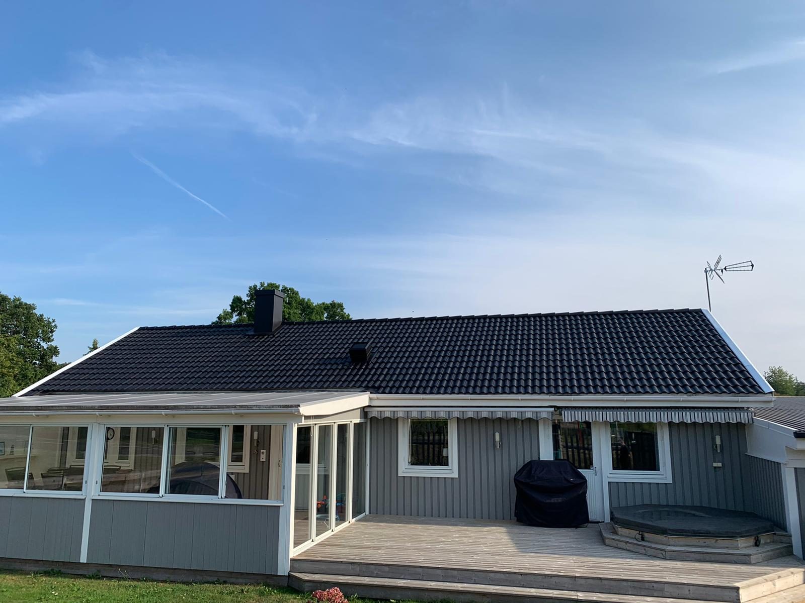 Villa med mörkt tak efter avslutat takarbete