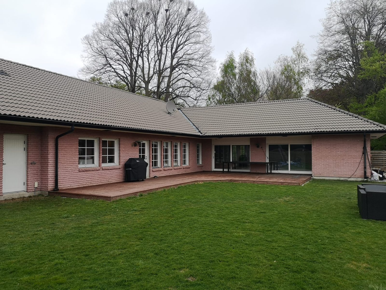 Villa med rengjort och behandlat tak