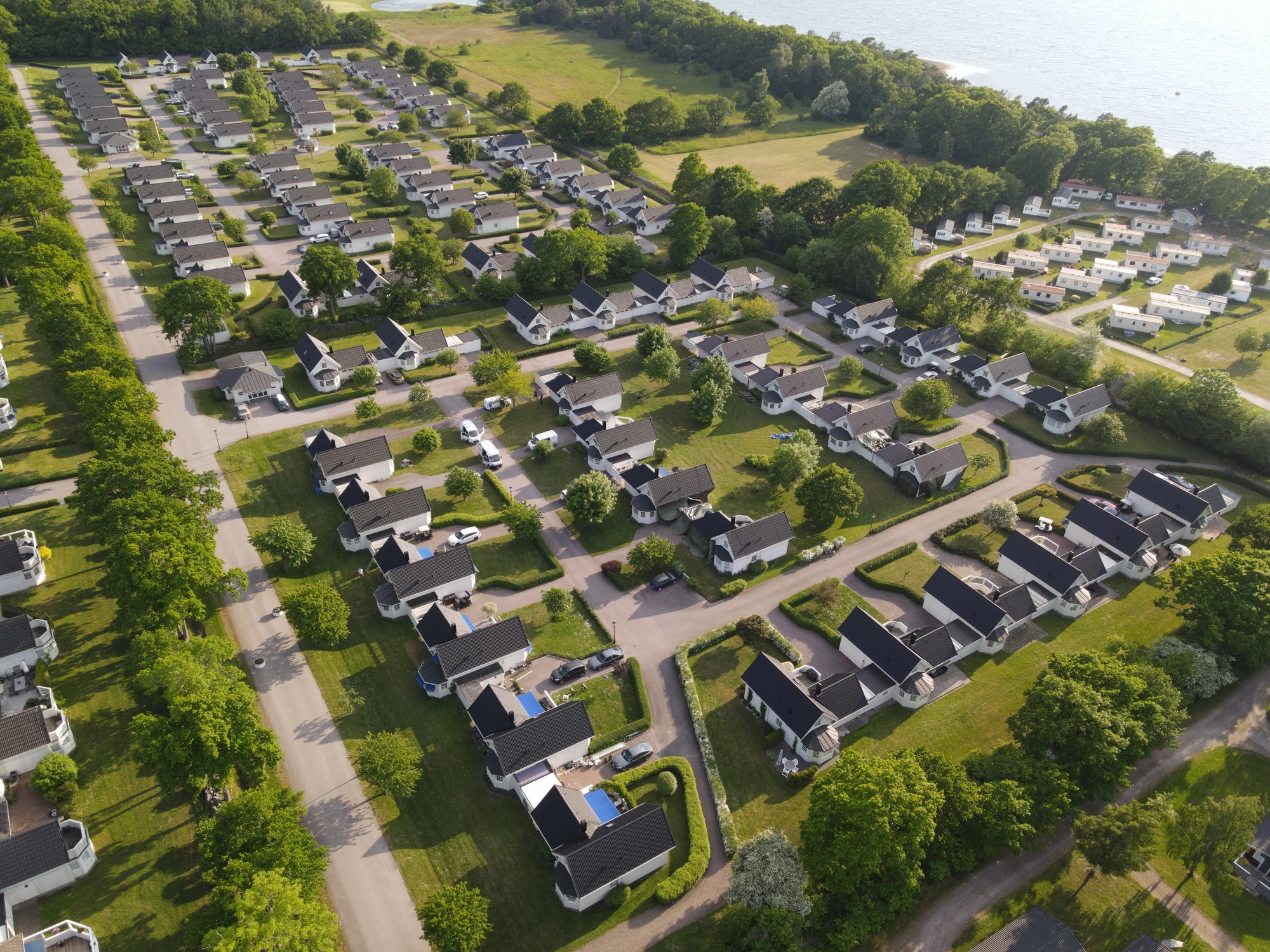 Flygbild över villaområde med tak